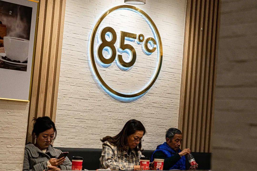 85度C,坐满失意的上海老人