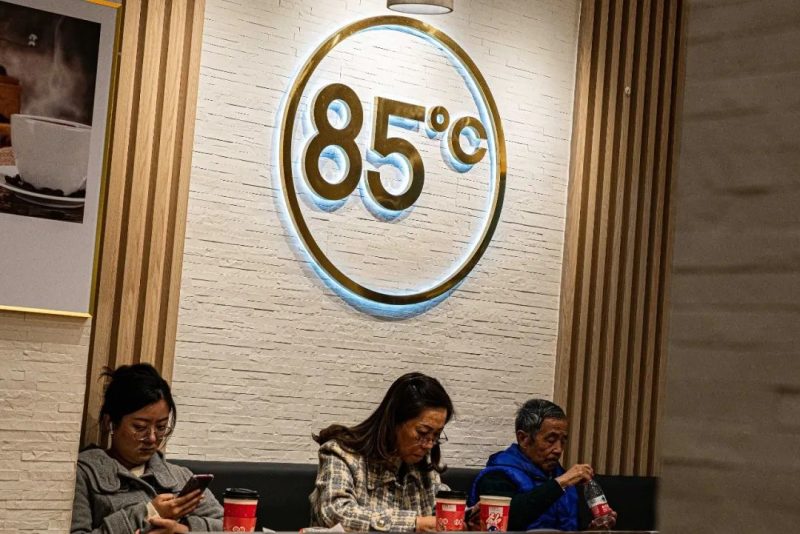 85度C，坐满失意的上海老人