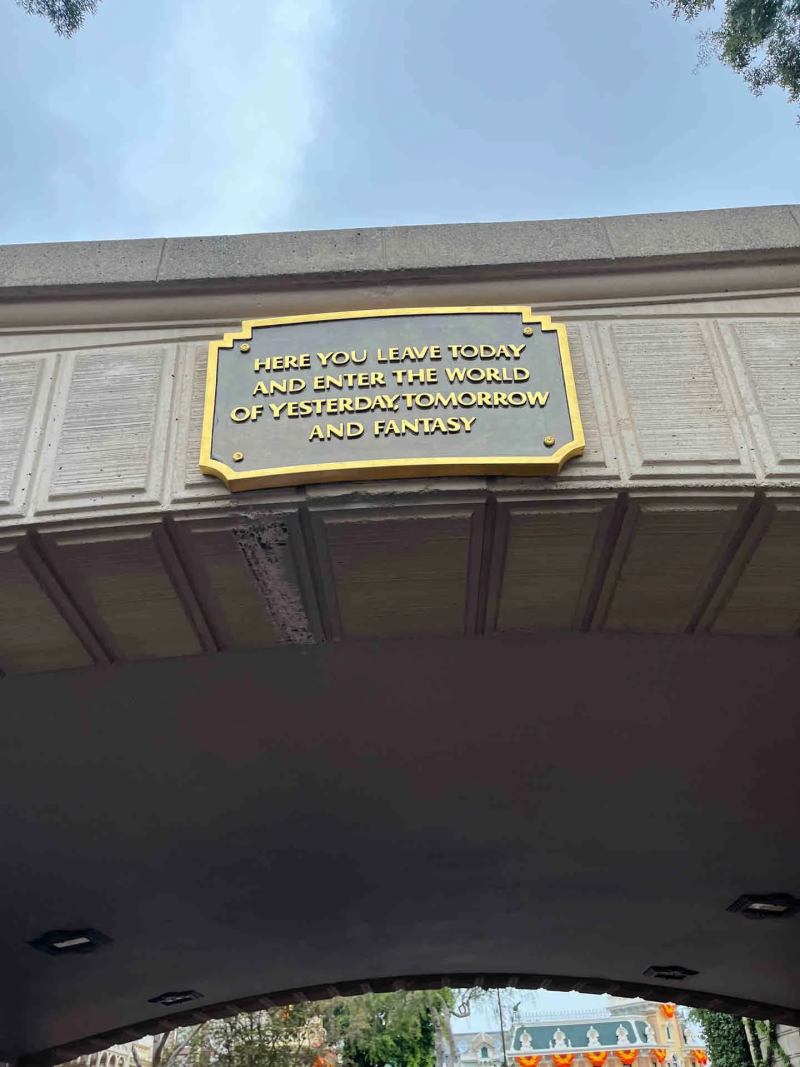 每次看到港迪入口的这个标语都会莫名感动