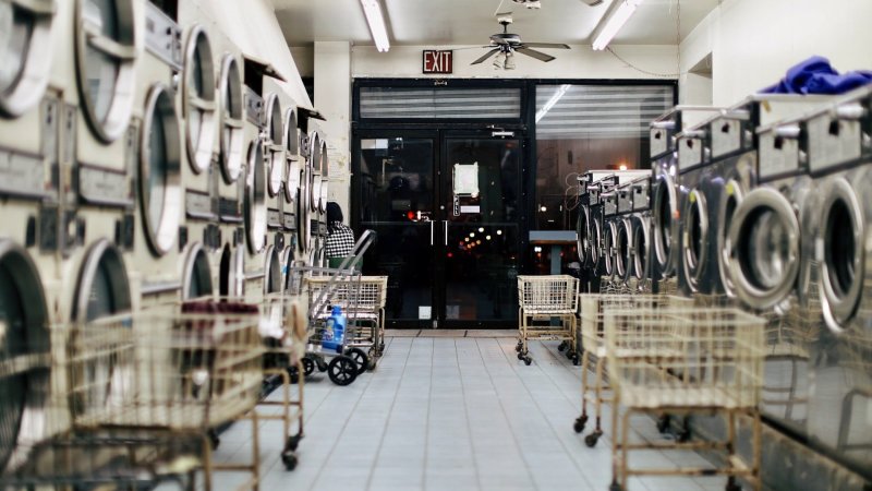 巴黎洗衣房被大爷搭讪——听起来很离谱,但是发生在法国又觉得很正常