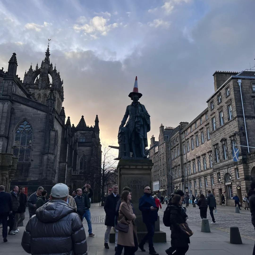 为什么英国很多雕塑头顶会戴一个路障啊