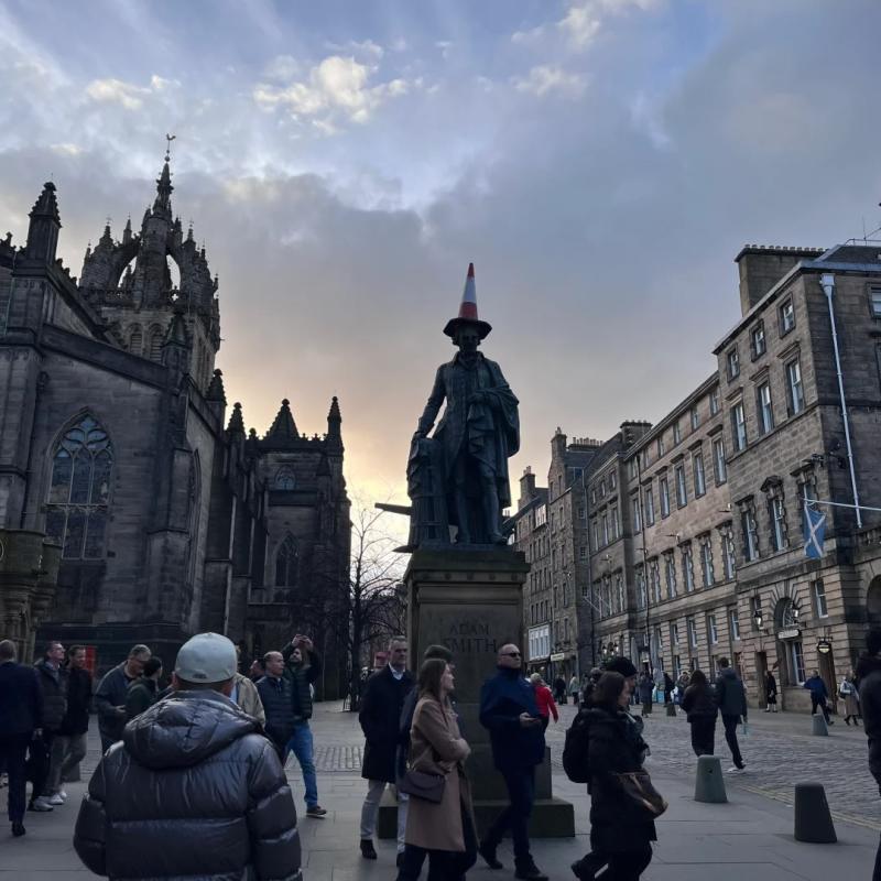 为什么英国很多雕塑头顶会戴一个路障啊