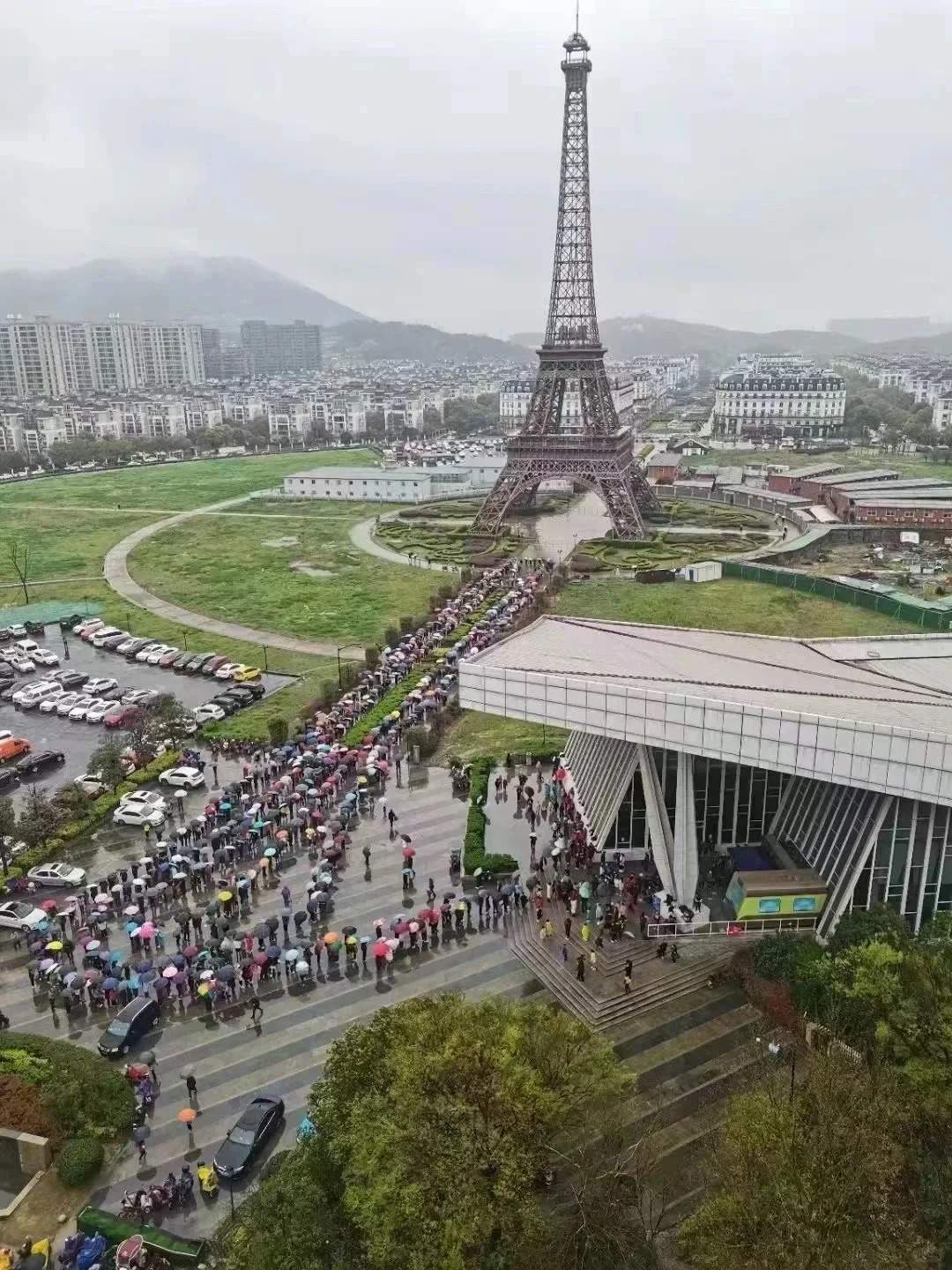 核酸的队伍排到了巴黎