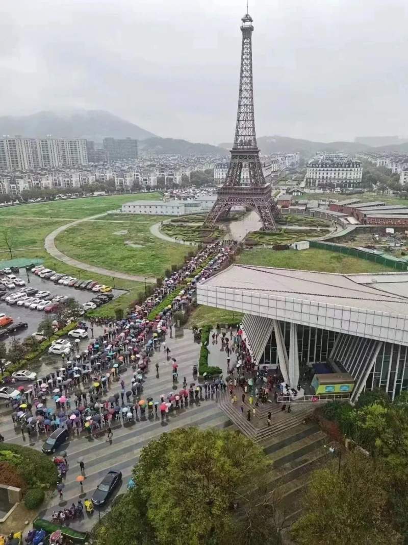 核酸的队伍排到了巴黎