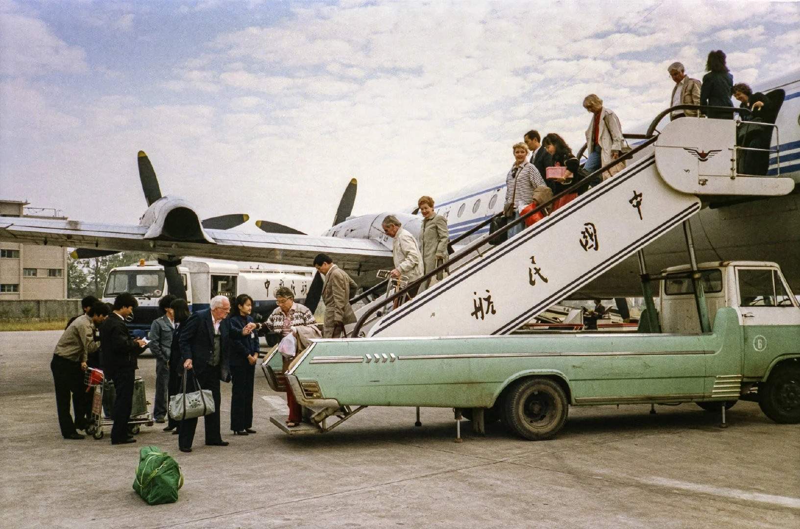 八十年代，中国民航特有登机方法