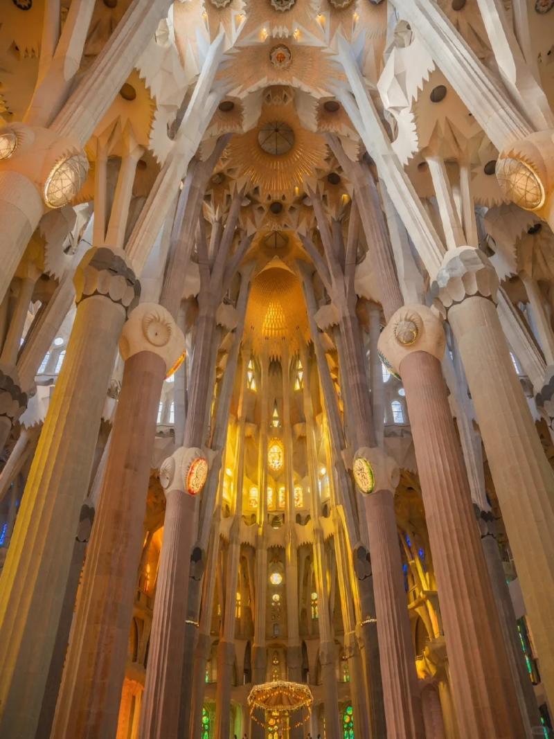 第一次走进巴塞罗那圣家堂 真的被震撼哭了