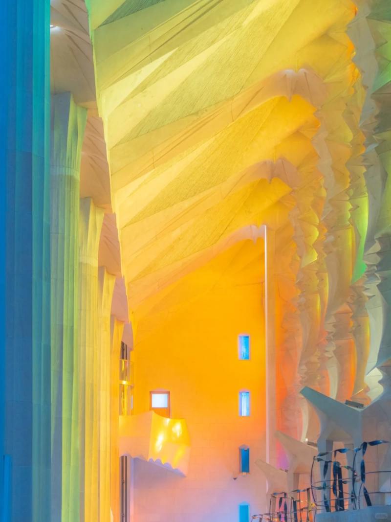 第一次走进巴塞罗那圣家堂 真的被震撼哭了