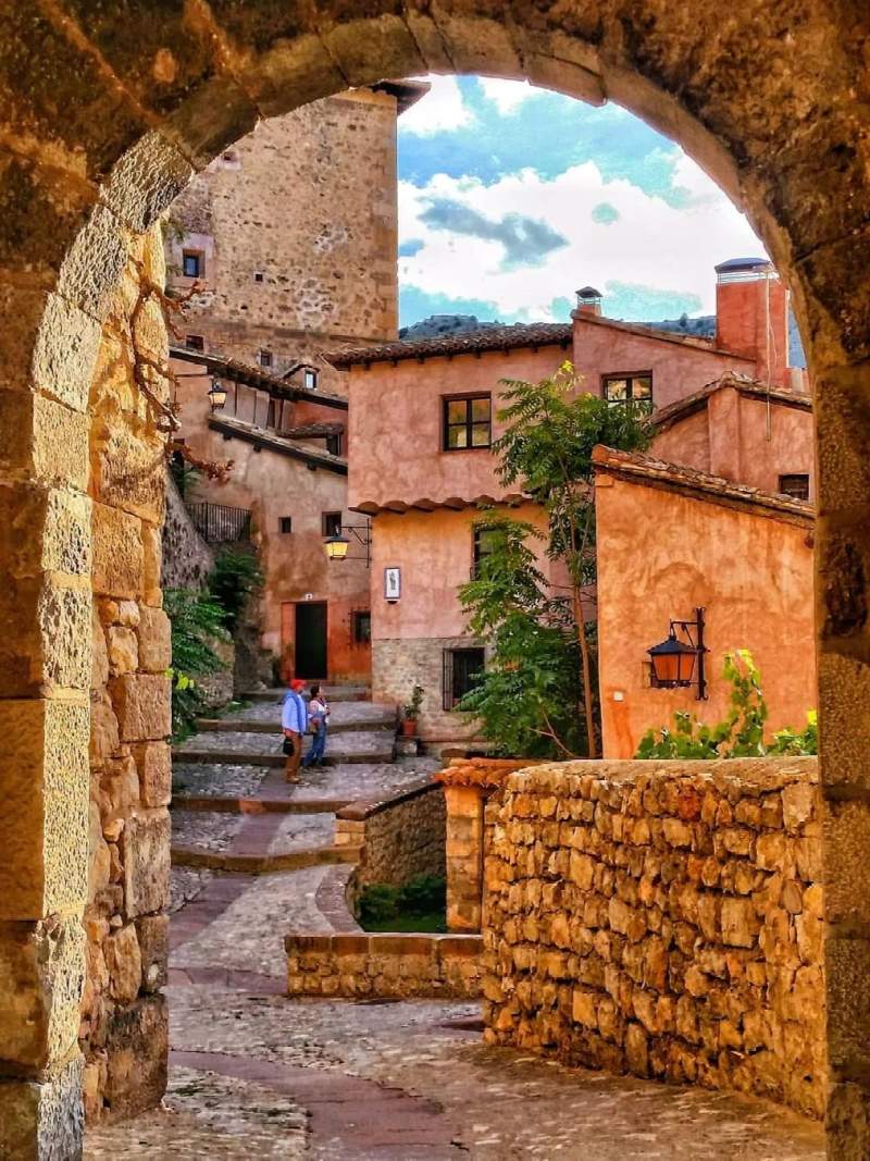 阿拉贡大区阿尔瓦拉辛：国家地理认证的西班牙“最美小镇”