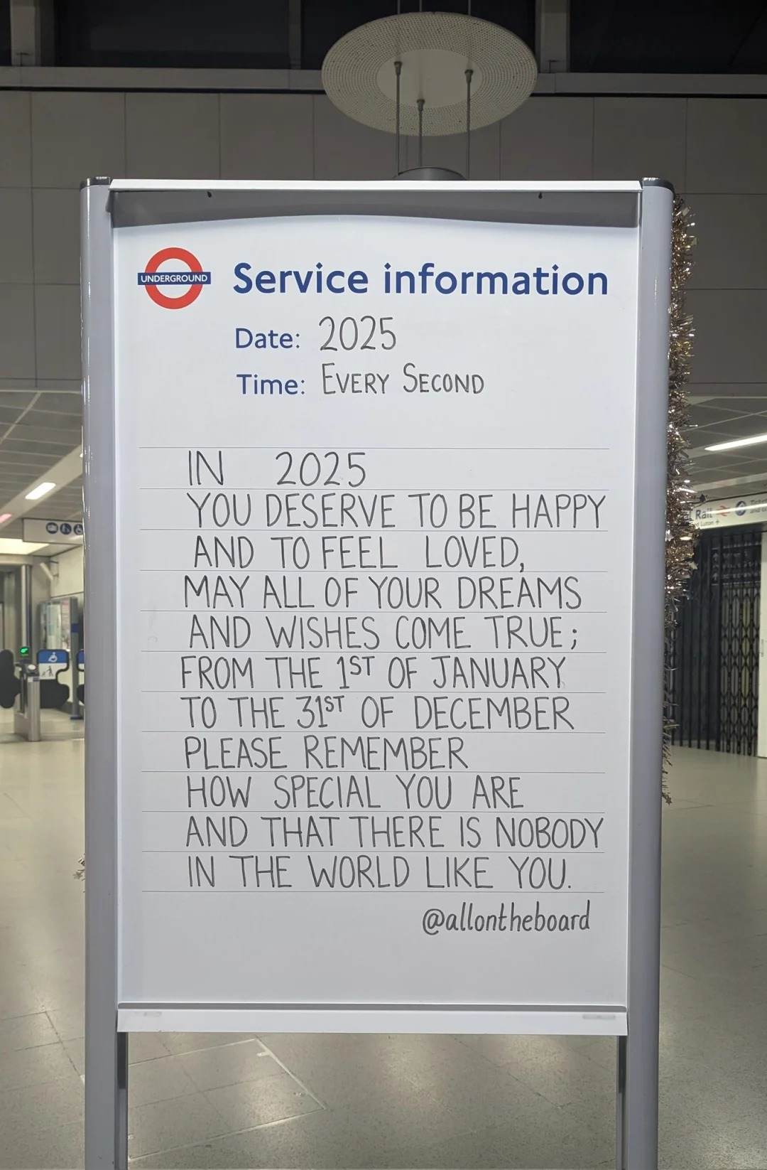 伦敦地铁暖心标语：请记住自己是多么特别，这世界你独一无二