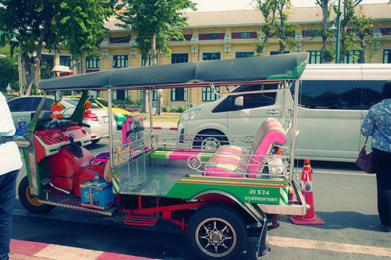 曼谷是热情本地居民为白人撑起的楚门乐园