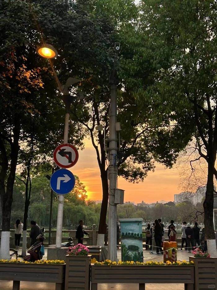 还是希望大家去现实生活里生活，因为现实生活不会有大数据推送