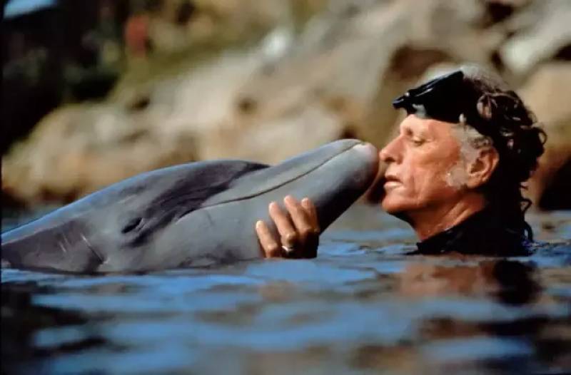 他用十年建立了海豚表演业,然后用余生去毁灭它