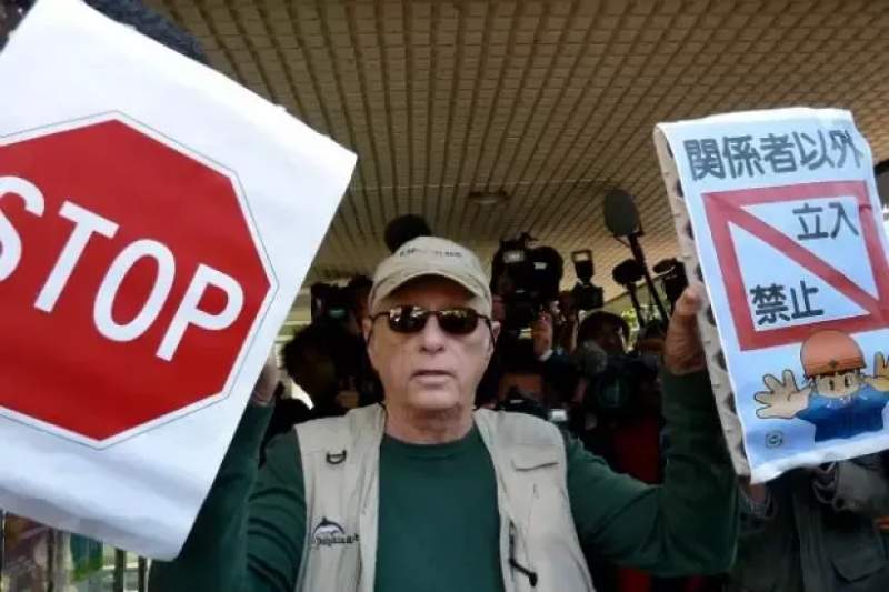 他用十年建立了海豚表演业,然后用余生去毁灭它