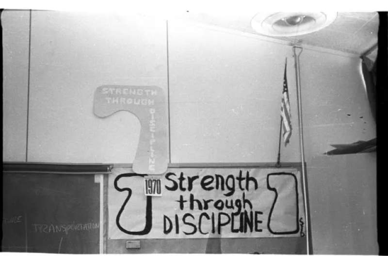 一场高中教室里的模拟实验，却失控将校园变成了极权社会