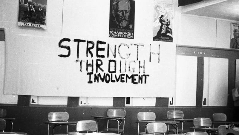 一场高中教室里的模拟实验，却失控将校园变成了极权社会