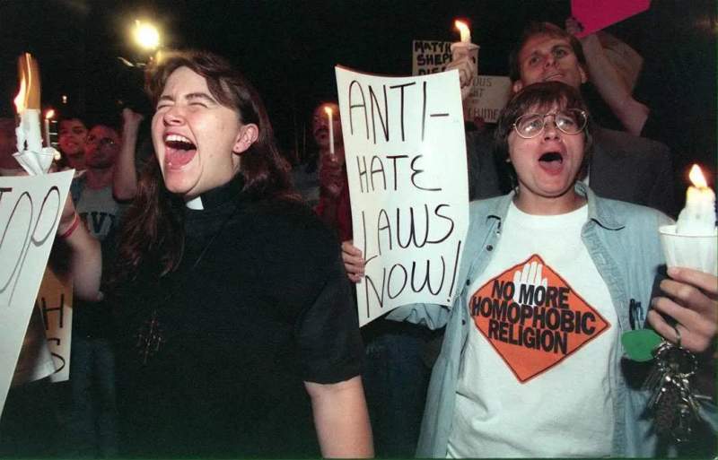 篱笆上的马修之死：改变美国的1998“恐同杀人”悲剧