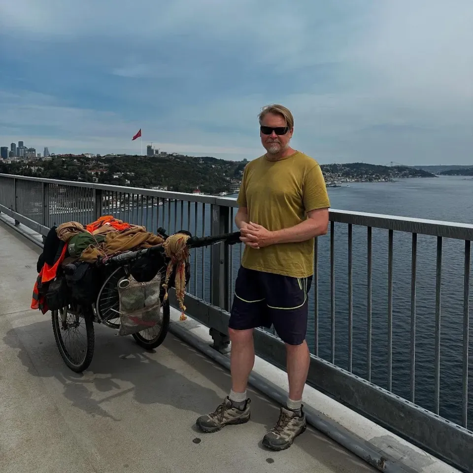 卡尔·布什比和他的27年徒步环游地球壮举