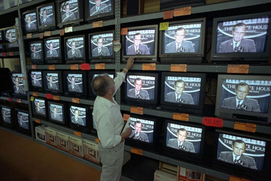 不看电视，谁最高兴？电视只报 “政局” 不报 “政策”，这是愚民政策。